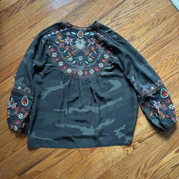 JOHNNY WAS Laila Paris Embroidered Effortless Silk Camo Blouse Top Size Small - Picture 5 of 5